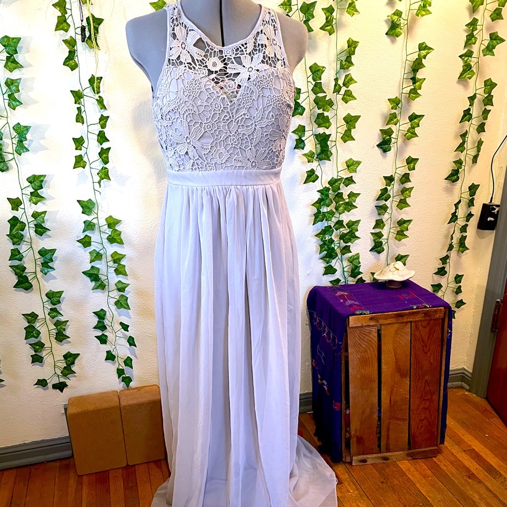 Formal maxi tulle dress nwt chrochet details.